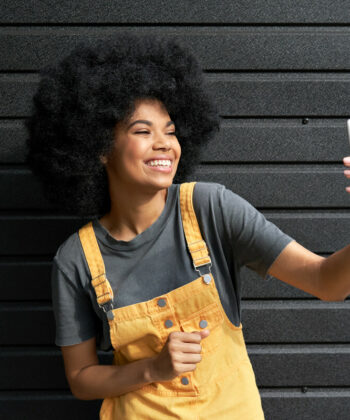 jeune bloggeuse réseaux sociaux